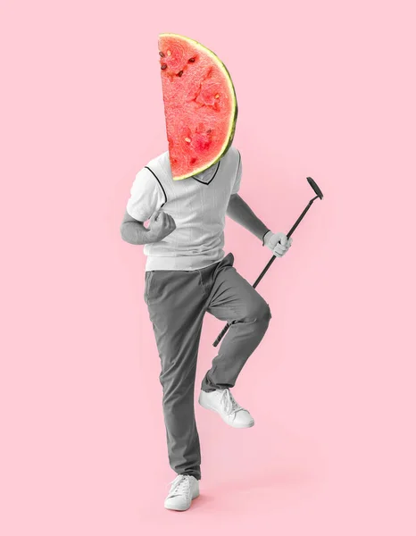 Männlicher Golfspieler Mit Saftiger Wassermelone Statt Kopf Auf Rosa Hintergrund — Stockfoto