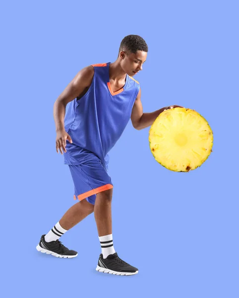 Νεαρός Αφροαμερικανός Μπασκετμπολίστας Κομμάτι Φρέσκου Ανανά Στο Φόντο Του Χρώματος — Φωτογραφία Αρχείου