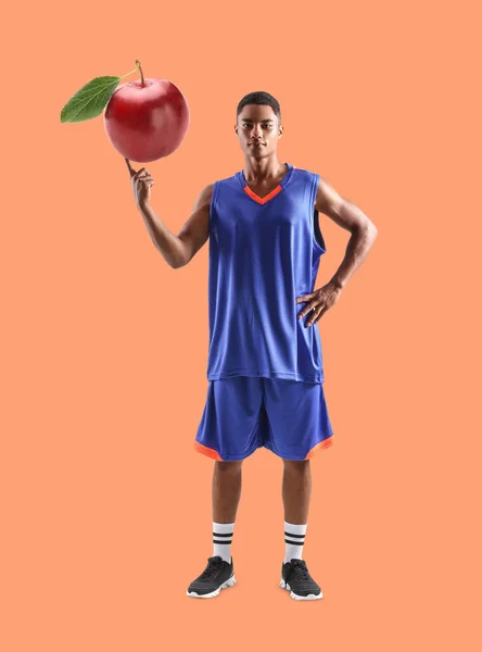 Νεαρός Αφροαμερικανός Μπασκετμπολίστας Ώριμο Δαμάσκηνο Πορτοκαλί Φόντο — Φωτογραφία Αρχείου