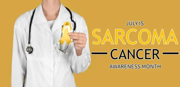 Médico Con Cinta Texto Julio Mes Conciencia Cancer Sarcoma Sobre — Foto de Stock