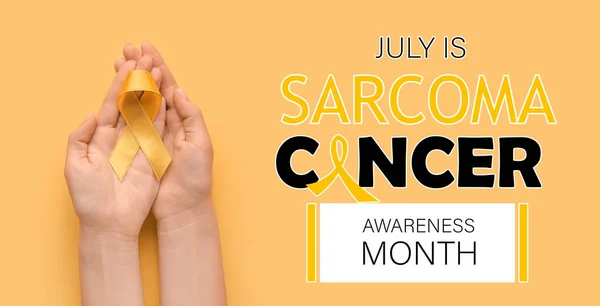 Női Kéz Sárga Szalaggal Szöveggel Júlia Sarcoma Cancer Awareness Month — Stock Fotó