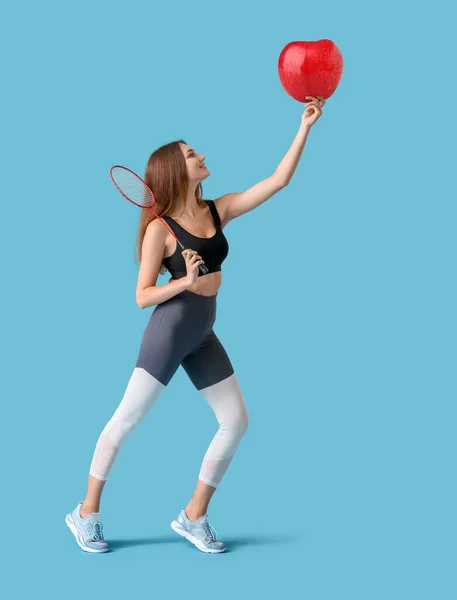 略带蓝色背景的鲜红樱桃女羽毛球运动员 — 图库照片