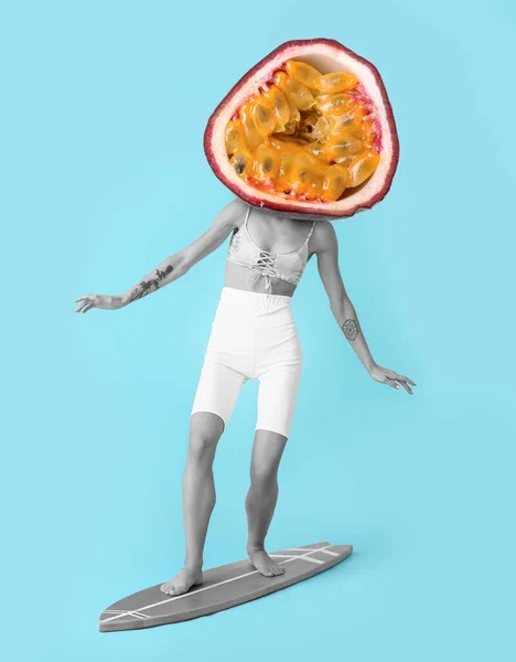 Fiatal Női Szörfös Egzotikus Golgotavirág Gyümölcs Helyett Fejét Világoskék Háttér — Stock Fotó
