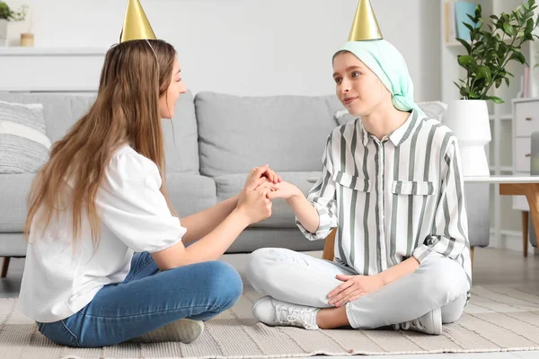 Teenage Girl Chemotherapy Her Sister Party Hats Home — Stock Photo, Image