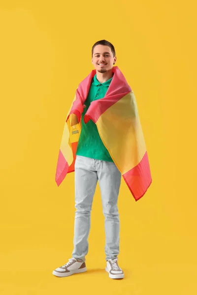 Jóképű Fiatalember Zászló Spanyolország Sárga Háttér — Stock Fotó