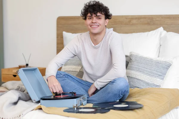 Young Man Record Player Bedroom — Stock Photo, Image