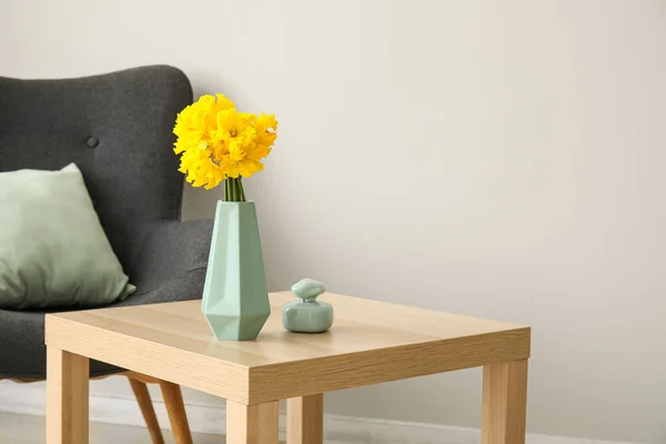 花瓶ともにナルシシズムの花と香水でテーブルの上にリビングルーム — ストック写真
