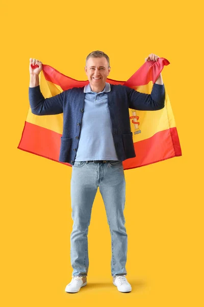 Érett Férfi Zászló Spanyolország Sárga Háttér — Stock Fotó