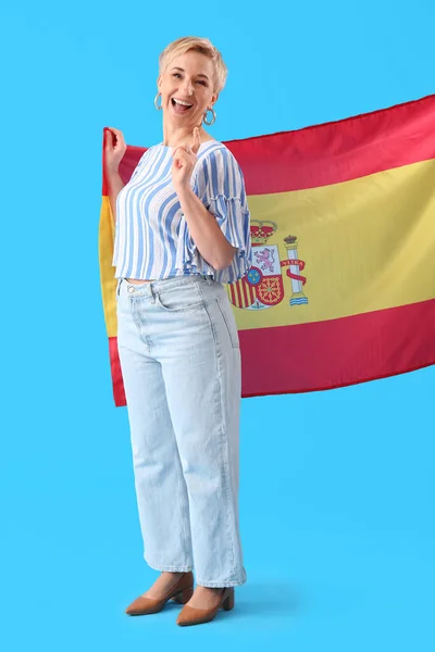 Glad Mogen Kvinna Med Flagga Spanien Ljusblå Bakgrund — Stockfoto