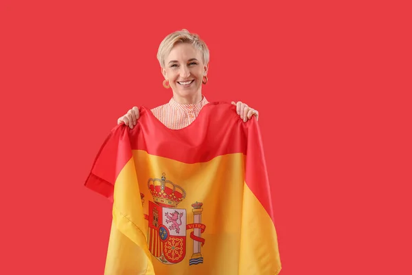 Счастливая Зрелая Женщина Флагом Испании Красном Фоне — стоковое фото