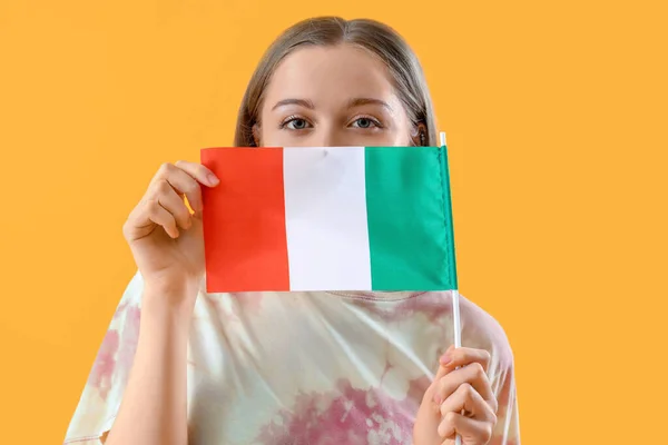 Mulher Bonita Com Bandeira Itália Fundo Amarelo — Fotografia de Stock