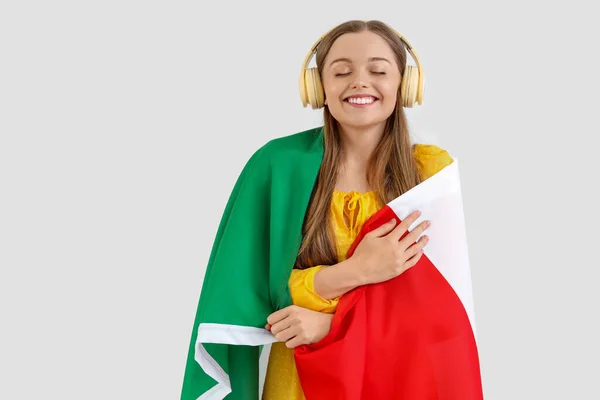 Όμορφη Νεαρή Γυναίκα Σημαία Της Ιταλίας Ακούγοντας Μουσική Λευκό Φόντο — Φωτογραφία Αρχείου