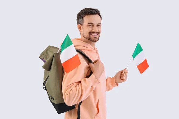 英俊男子 有意大利国旗 背负白色背景的背包 — 图库照片