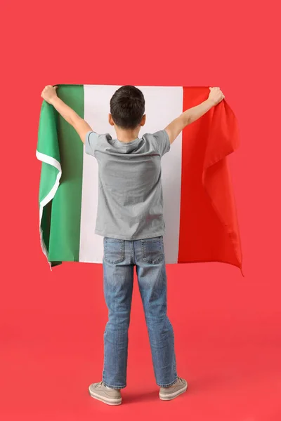 Kisfiú Zászlóval Olaszország Piros Háttér Vissza Nézet — Stock Fotó