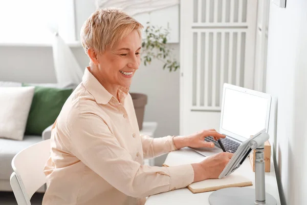 Dojrzałe Kobieta Programista Pracuje Laptop Domu — Zdjęcie stockowe