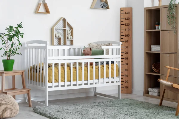 Interior Del Dormitorio Infantil Con Cuna Estantes Juguetes —  Fotos de Stock