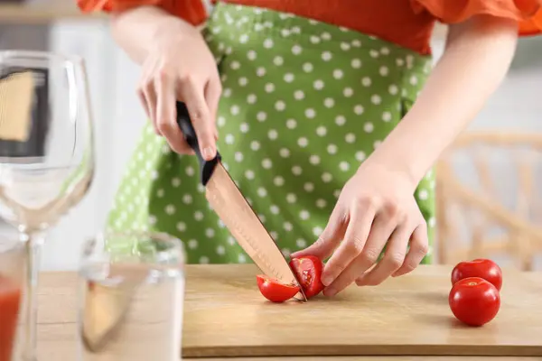 Young Woman Cutting Tomato Kitchen Closeup — Stock Photo, Image