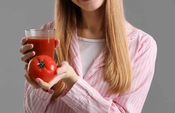 Jonge Vrouw Met Glas Groentesap Tomaat Grijze Achtergrond Close — Stockfoto