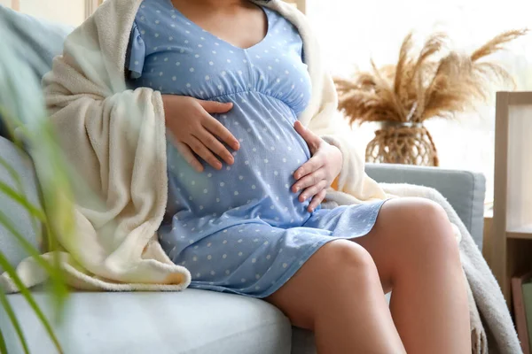 Молодая Беременная Женщина Клеткой Сидит Диване Дома Крупным Планом — стоковое фото