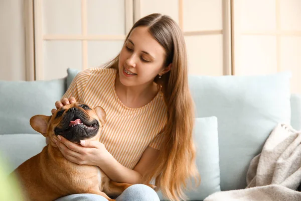 Wanita Muda Dengan Bulldog Perancis Yang Lucu Duduk Sofa Rumah — Stok Foto