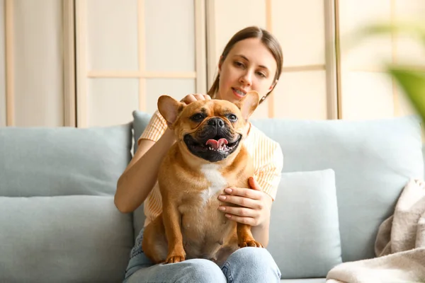 Jovem Mulher Com Bulldog Francês Bonito Sentado Sofá Casa — Fotografia de Stock