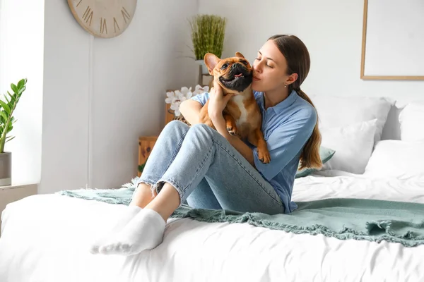 Junge Frau Mit Süßer Französischer Bulldogge Schlafzimmer — Stockfoto