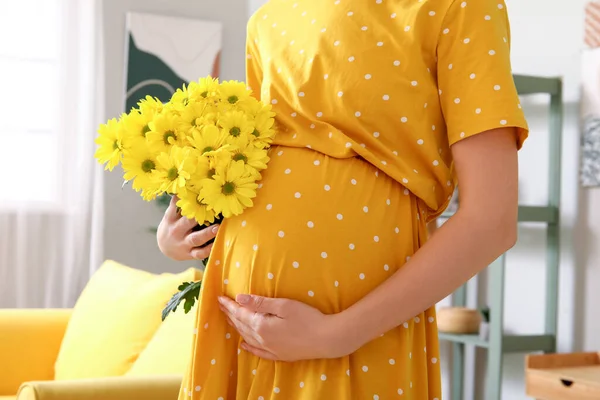 Mujer Embarazada Joven Con Flores Crisantemo Casa Primer Plano — Foto de Stock