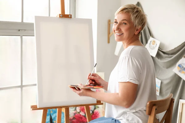 Mature Female Artist Painting Picture Workshop — Stock Photo, Image