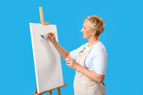 Ältere Weibliche Künstlerin Malerei Bild Auf Blauem Hintergrund — Stockfoto