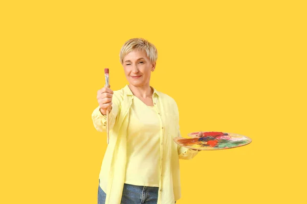 Ältere Weibliche Künstlerin Mit Werkzeugen Auf Gelbem Hintergrund — Stockfoto