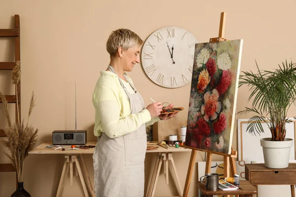 Starší Umělkyně Malování Obrazu Dílně — Stock fotografie