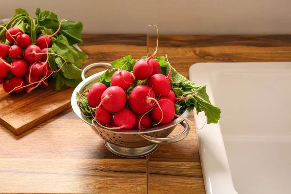 Colander Fresh Radish Table Kitchen — Stock Photo, Image