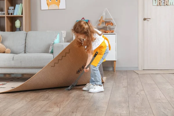 Nettes Kleines Mädchen Kehrt Hause Mit Besen Den Boden Unter — Stockfoto