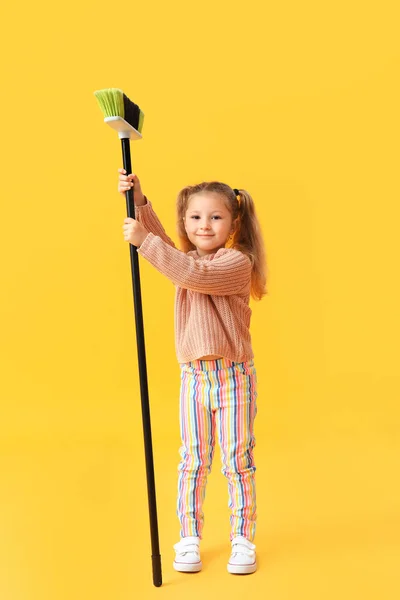 Schattig Klein Meisje Met Bezem Gele Achtergrond — Stockfoto
