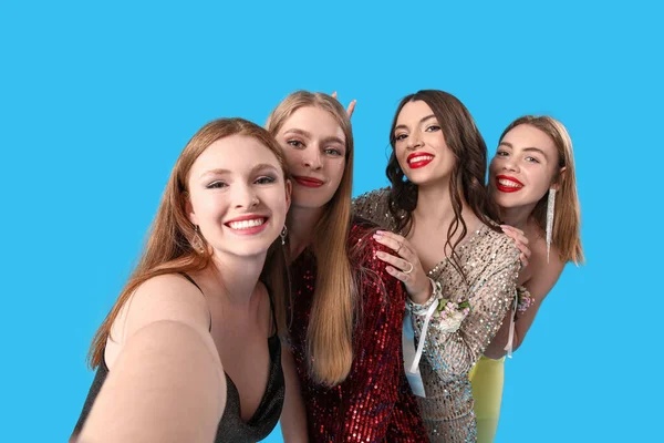 Νεαρές Γυναίκες Ντυμένες Για Χορό Βγάζουν Selfie Μπλε Φόντο — Φωτογραφία Αρχείου