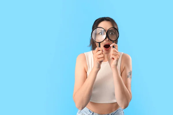 Shocked Young Woman Magnifiers Blue Background — Stock Photo, Image