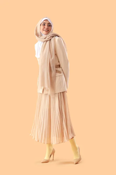 穿着米色背景时髦西服的年轻穆斯林妇女 — 图库照片