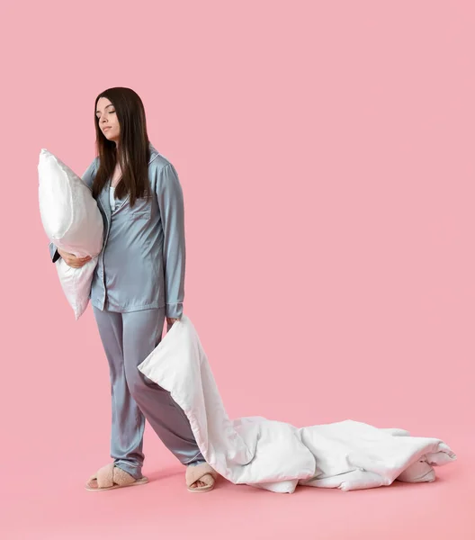Jovem Pijama Com Cobertor Travesseiro Sobre Fundo Rosa — Fotografia de Stock