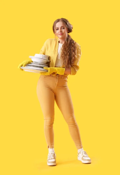 Θλιβερή Νεαρή Γυναίκα Πολλά Βρώμικα Πιάτα Στο Κίτρινο Φόντο — Φωτογραφία Αρχείου
