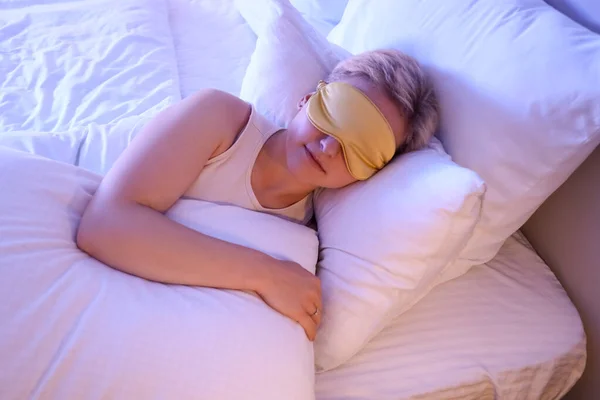 Jovem Com Máscara Dormindo Cama Noite — Fotografia de Stock