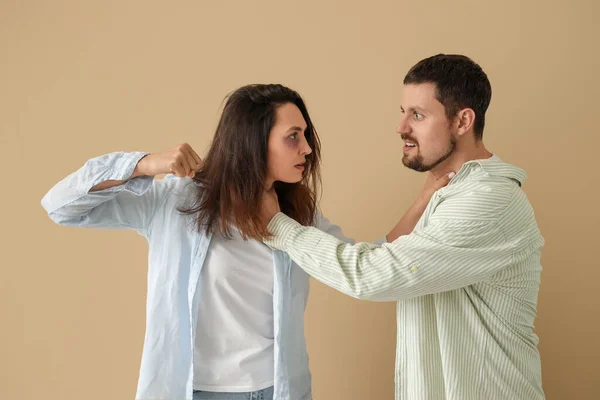 一对愤怒的夫妇在米色背景下吵架 家庭暴力概念 — 图库照片