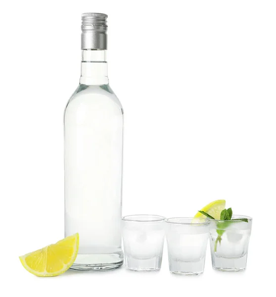 Fles Glazen Wodka Geïsoleerd Witte Achtergrond — Stockfoto