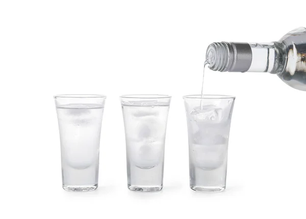 Gieten Van Wodka Uit Fles Glazen Witte Achtergrond — Stockfoto
