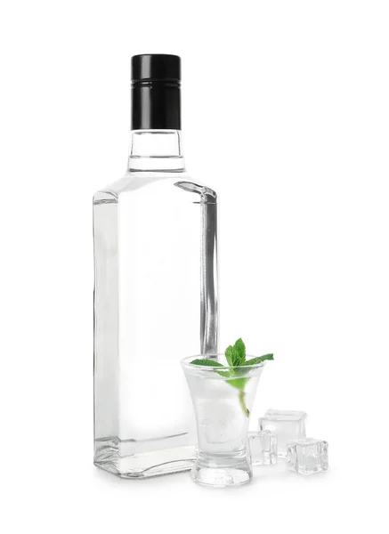 Fles Glas Wodka Geïsoleerd Witte Achtergrond — Stockfoto