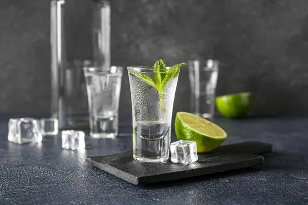Bicchiere Vodka Fredda Sfondo Scuro — Foto Stock