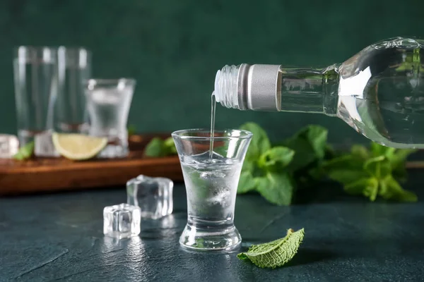 Gieten Van Wodka Uit Fles Glas Tafel — Stockfoto
