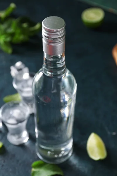 Bottiglia Vodka Sfondo Nero — Foto Stock