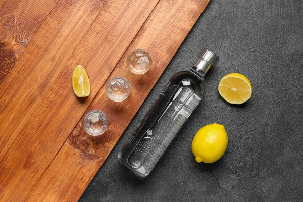 Fles Glazen Wodka Met Citroen Tafel — Stockfoto