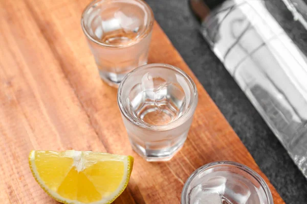 Bicchieri Vodka Sul Tavolo — Foto Stock