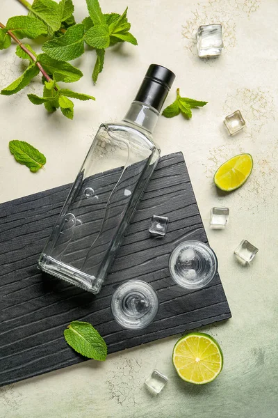 Palack Pohár Vodka Citrommal Világos Alapon — Stock Fotó